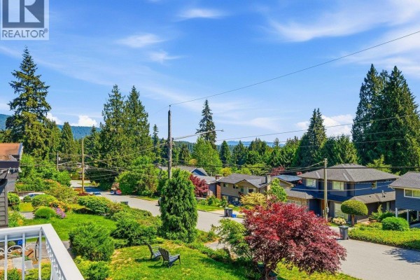 1218 Chamberlain Drive, North Vancouver, BC V7K1P3 Photo 2