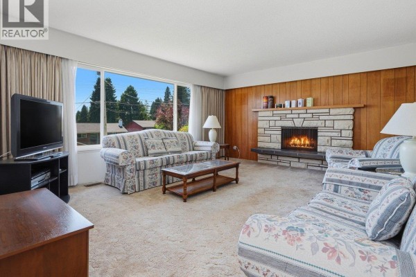 1218 Chamberlain Drive, North Vancouver, BC V7K1P3 Photo 4