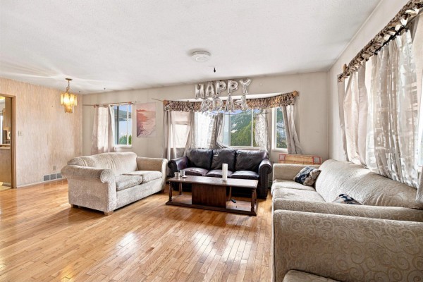 12191 101a Avenue, Surrey, BC V3V2Z9 Photo 4