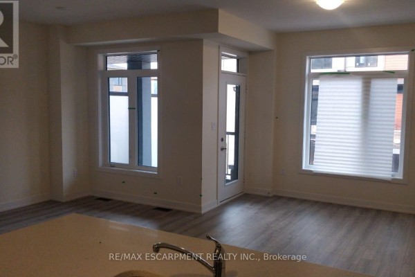 Living room - 122 - 590 North Service Road E, Hamilton, ON L8E0K5 Photo 3