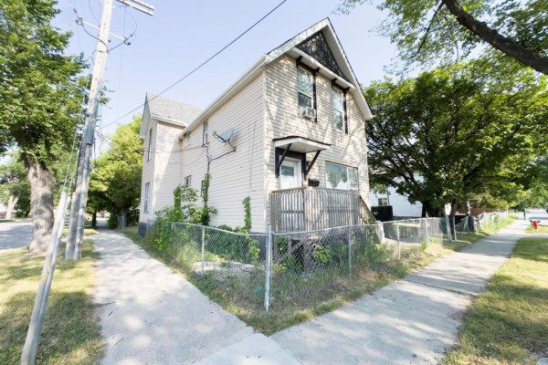 Primary Bedroom - 122 Aikins Street, Winnipeg, MB R2W4E6 Photo 2