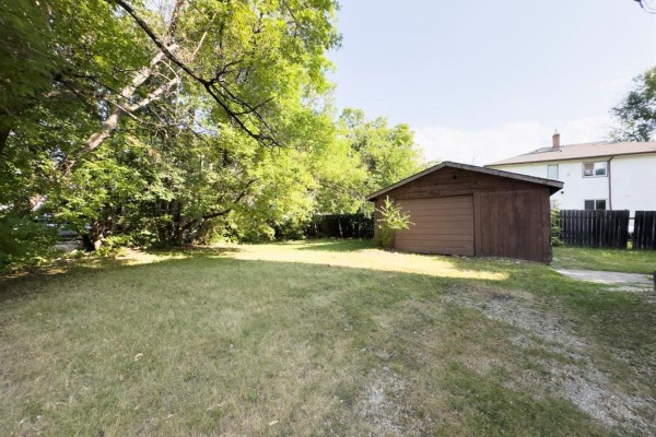 Eat in kitchen - 122 Aikins Street, Winnipeg, MB R2W4E6 Photo 3