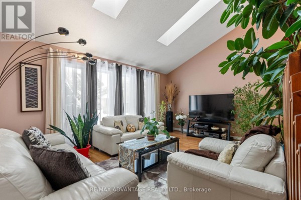 Living room - 122 Barrydale Crescent, London North, ON N6G2X6 Photo 4