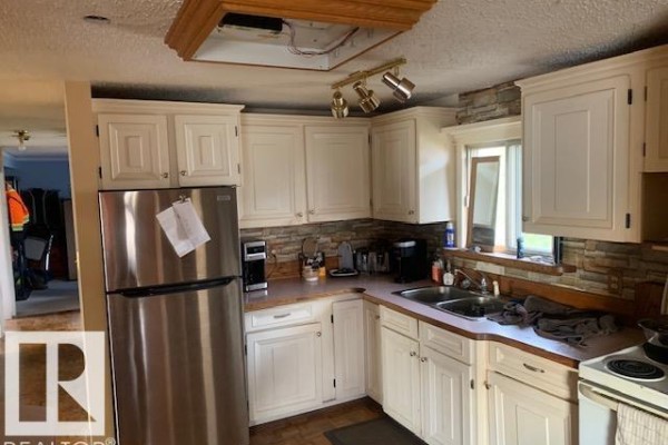 Dining room - 122 Cameron Cr, Wetaskiwin, AB T9A3H7 Photo 2