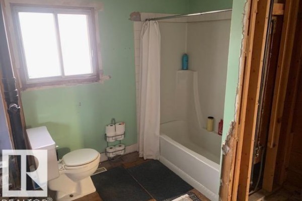 Bedroom 2 - 122 Cameron Cr, Wetaskiwin, AB T9A3H7 Photo 5