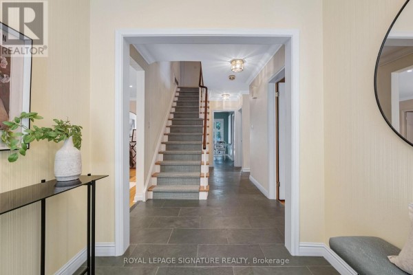 Living room - 122 Fenn Avenue, Toronto, ON M2P1X6 Photo 3