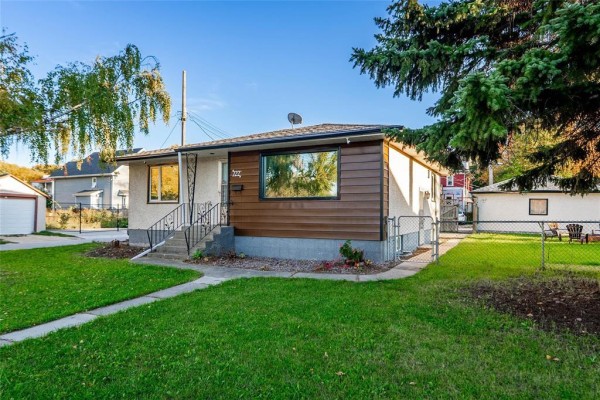 Primary Bedroom - 122 Ravelston Avenue E, Winnipeg, MB R2C0J9 Photo 2