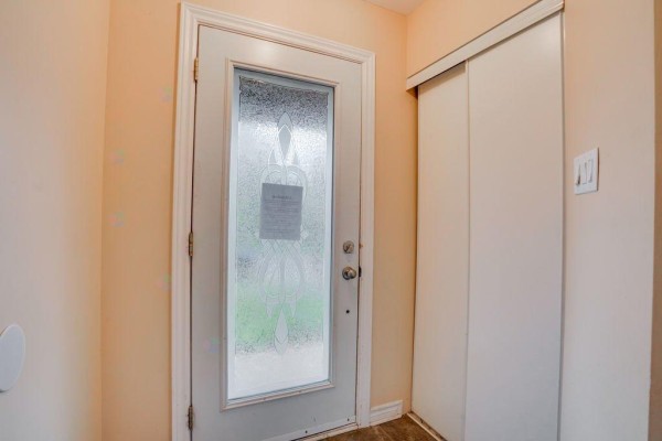 Interior view of a white door and sliding closet doors in a hallway. - 122 Rue Du Totem, Gatineau