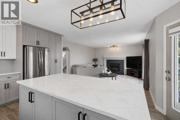 Living room - 122 Sceptre Close Nw, Calgary, AB T3L1Y2 Photo 5