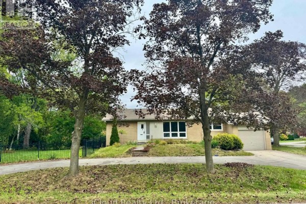 122 Selgrove Crescent, Oakville, ON L6L1L3 Photo 2