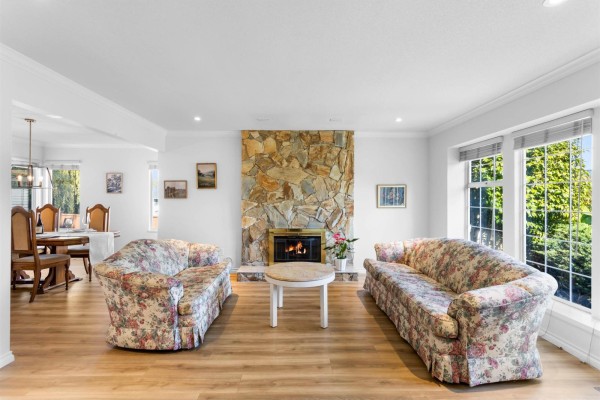 12201 67a Avenue, Surrey, BC V3W0L9 Photo 3