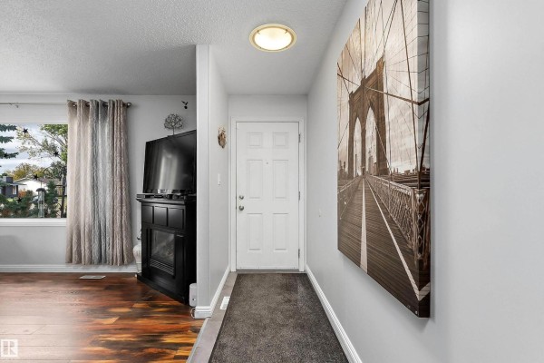 Kitchen - 12211 147 Av Nw, Edmonton, AB T5X1V4 Photo 3