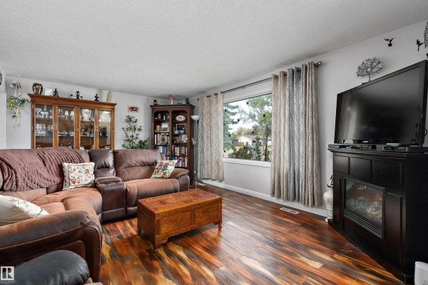 Family room - 12211 147 Av Nw, Edmonton, AB T5X1V4 Photo 4