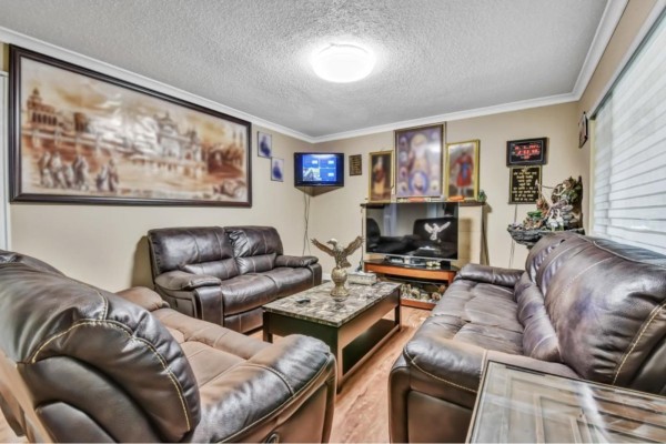 12215 85a Avenue, Surrey, BC V3W6G8 Photo 2