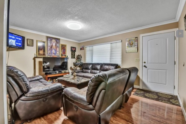 12215 85a Avenue, Surrey, BC V3W6G8 Photo 4
