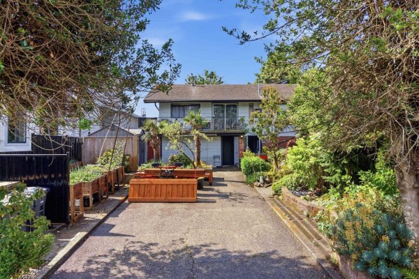 12222 100 Avenue, Surrey, BC V3V2X1 Photo 2