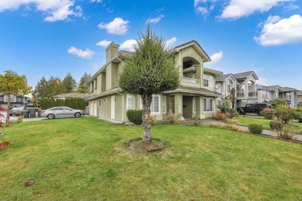 12255 64a Avenue, Surrey, BC V3W3R8 Photo 2