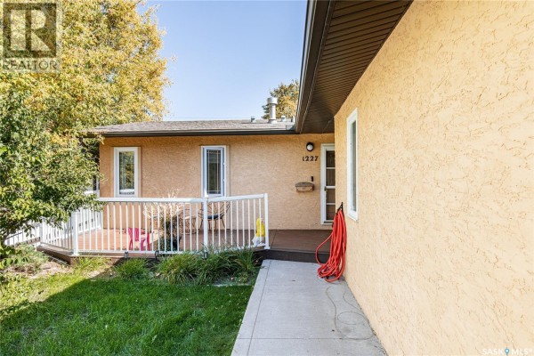 Living room - 1227 2nd Avenue Nw, Moose Jaw, SK S6H3R6 Photo 5
