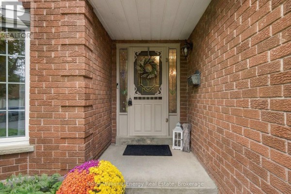 Family room - 123 Erickson Drive, Whitby, ON L1N8Z4 Photo 3