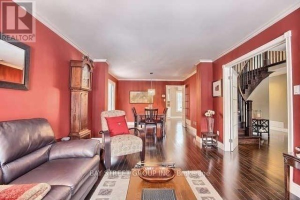 Living room - 123 Heathwood Heights Drive, Aurora, ON L4G4W2 Photo 4