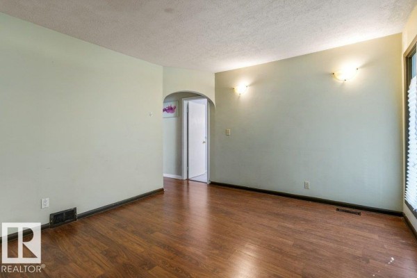 Family room - 12335 89 St Nw, Edmonton, AB T5B3W8 Photo 4