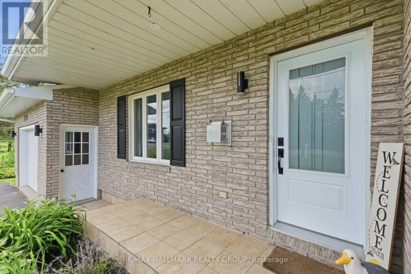 1236 St Albert Road, Russell, ON K0A1W0 Photo 5