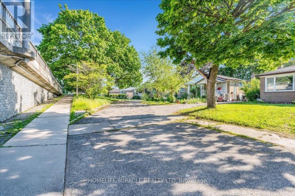 1238 Pharmacy Avenue, Toronto, ON M1R2H9 Photo 2
