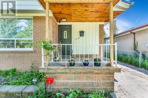 1238 Pharmacy Avenue, Toronto, ON M1R2H9 Photo 3