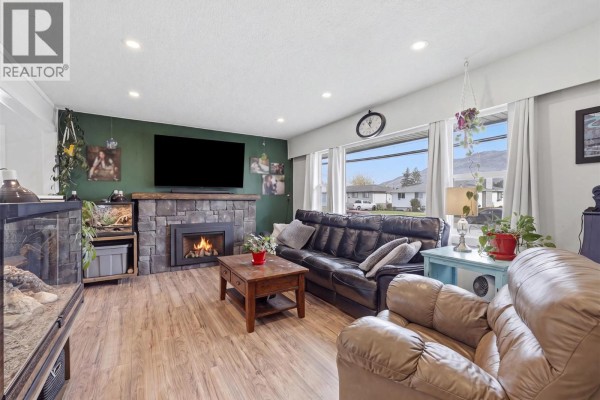 Full bathroom - 1239 10th Street, Kamloops, BC V2B3A9 Photo 2
