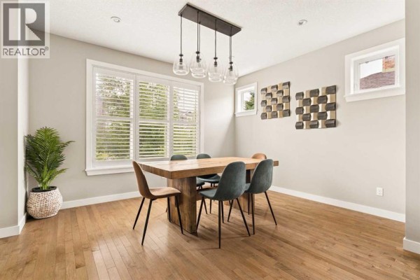Living room - 124 25 Avenue Ne, Calgary, AB T2E1X8 Photo 4