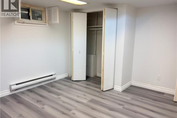 Bedroom with closet, laminate flooring, and window unit air conditioning - 124 King Street N Unit# 4, Waterloo