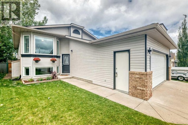 Living room - 124 Shawinigan Way Sw, Calgary, AB T2Y2X2 Photo 2
