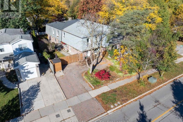 124 Springhead Gardens, Richmond Hill