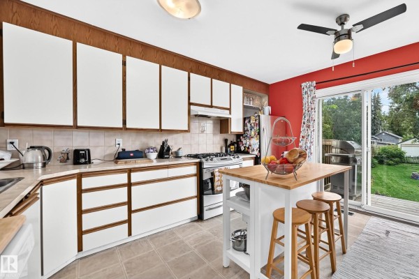 Kitchen - 12405 126 St Nw, Edmonton, AB T5L0X2 Photo 3