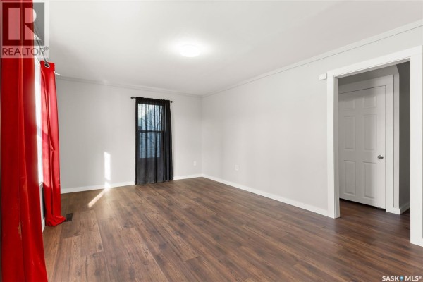 Den - 1247 King Street, Regina, SK S4T4G1 Photo 5