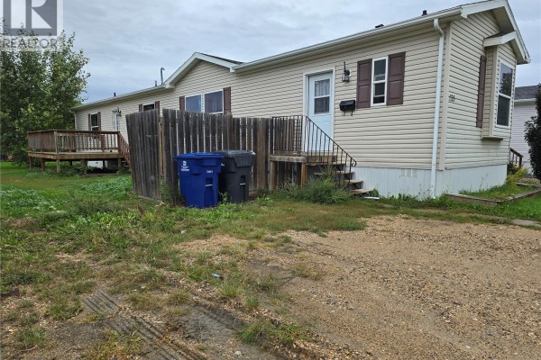 Living room - 125 1st Avenue Sw, Weyburn, SK S4H2H9 Photo 2