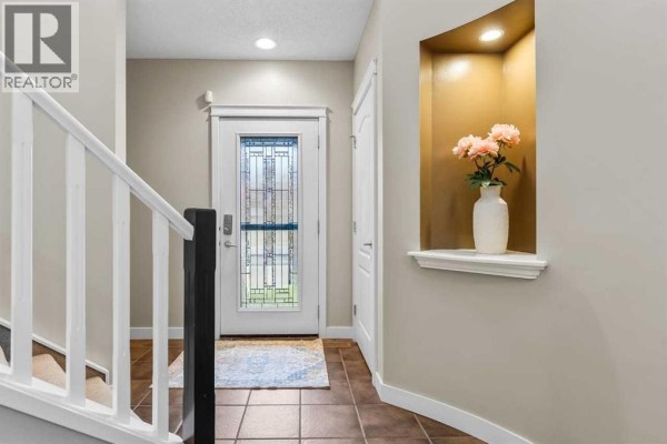 Foyer - 125 Cougarstone Manor Sw, Calgary, AB T3H5N4 Photo 3