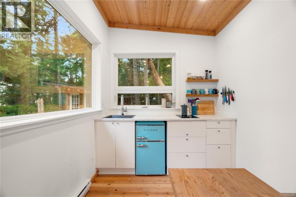 125 Mapleleaf Lane, Sidney Island, BC L1L1L1 Photo 4