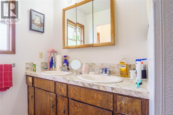 Bathroom - 1251 Rupert Rd, Ucluelet, BC V0R3A0 Photo 4