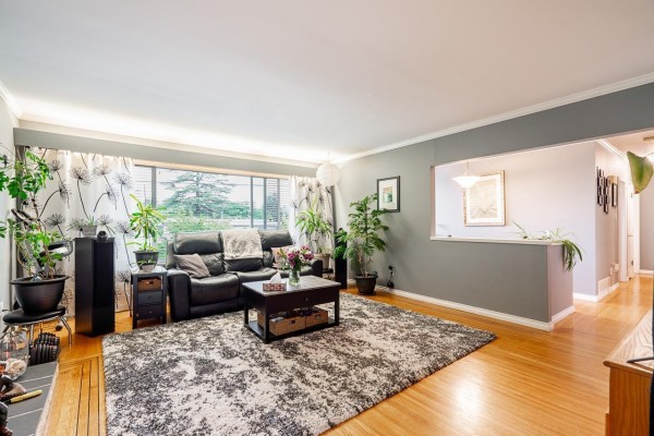 12528 Pinewood Crescent, Surrey, BC V3V2L5 Photo 2