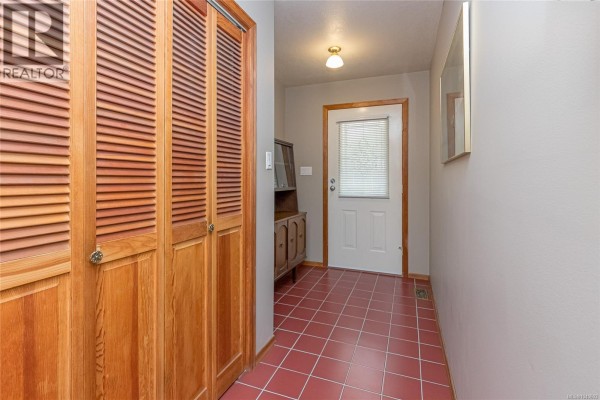 1255 Mckenzie Dr, Duncan, BC, photo 2