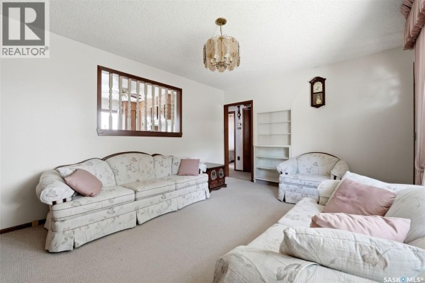 Living room - 1257 Lindsay Street, Regina, SK S4N3B4 Photo 4
