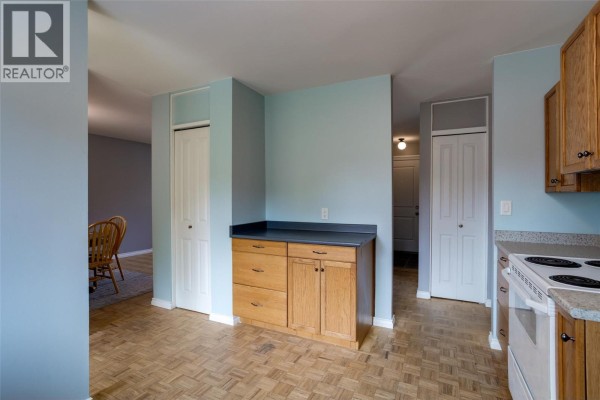 Kitchen - 1257 Rio Drive, Kelowna, BC V1V1E2 Photo 5