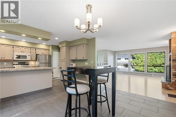 Family room - 1258 Rupert Rd, Ucluelet, BC V0R3A0 Photo 4