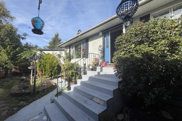 12585 100 Avenue, Surrey, BC V3V2X6 Photo 2