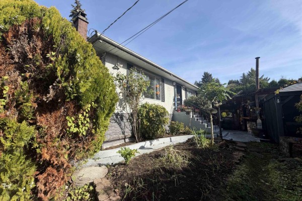 12585 100 Avenue, Surrey, BC V3V2X6 Photo 3