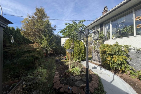 12585 100 Avenue, Surrey, BC V3V2X6 Photo 4