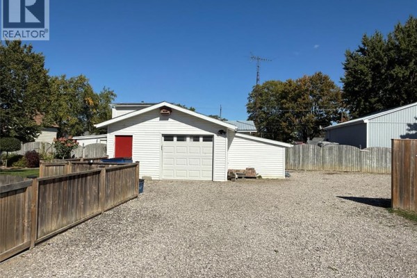 4pc Bathroom - 126 & 122 Edwy Street, Wallaceburg, ON N8A1C5 Photo 4