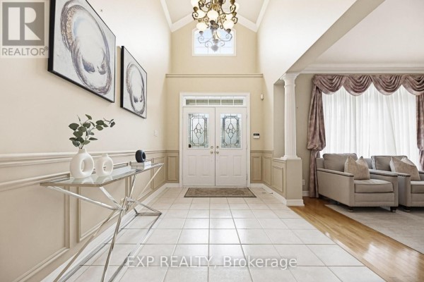 Family room - 126 Carmela Avenue, Richmond Hill, ON L4E2V6 Photo 4