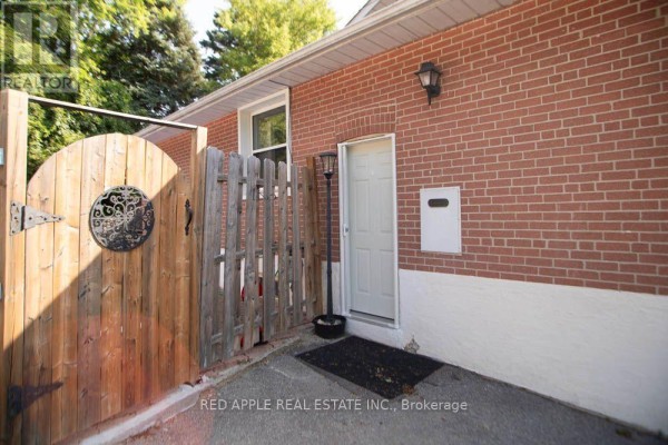Kitchen - 126 Longford Drive, Newmarket, ON L3Y2Y5 Photo 2